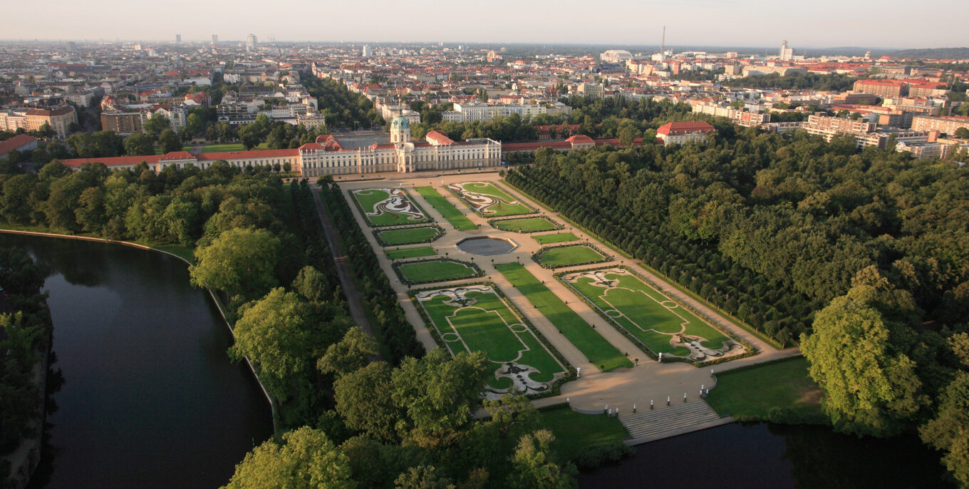 Luftaufnahme des Schlossgarten Charlottenburg am Nachmittag