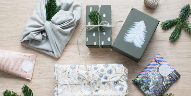 Verschiedene Weihnachtsgeschenke in nachhaltiger Geschenkverpackung verpackt.