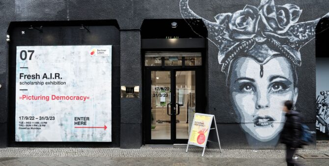 schwarz gestrichene Erdgeschossfassade Bülowstraße 97 mit der Eingangstür zu den Ausstellungsräumen.