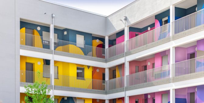 mit abstrakten Formen bunt bemalte Wände der Laubengänge in einem Neubau an der WATERKANT Berlin