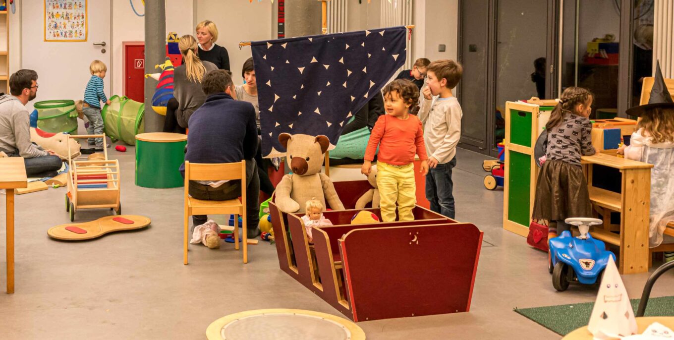 Indoor-Aktivitäten in Berlin: Eindruck des Familienzentrum Ludothek, Kinder spielen unter der Aufsicht von Erwachsenen.