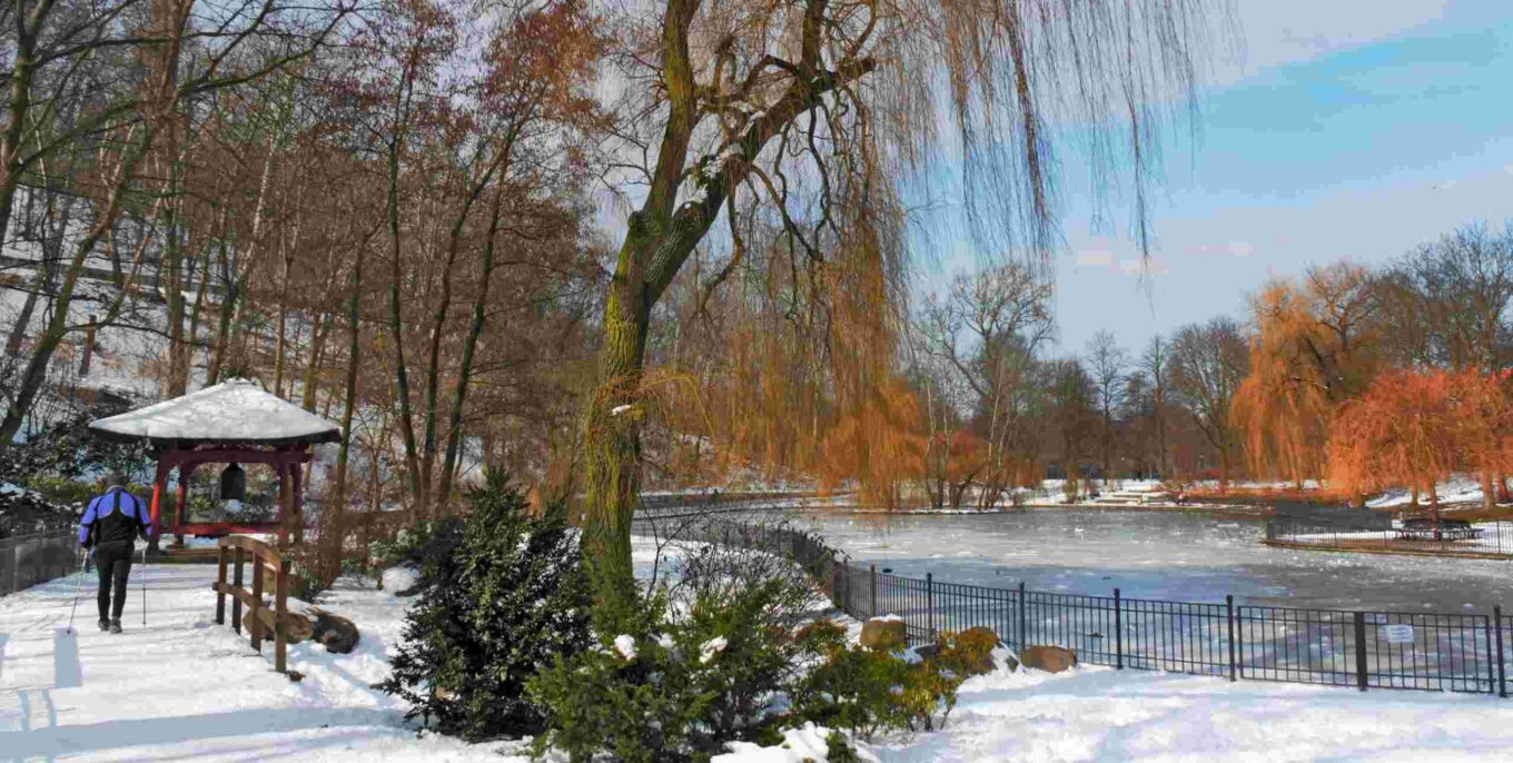 Blick in den Volkspark Friedrichshain im Winter. Der See ist leicht zugefroren.