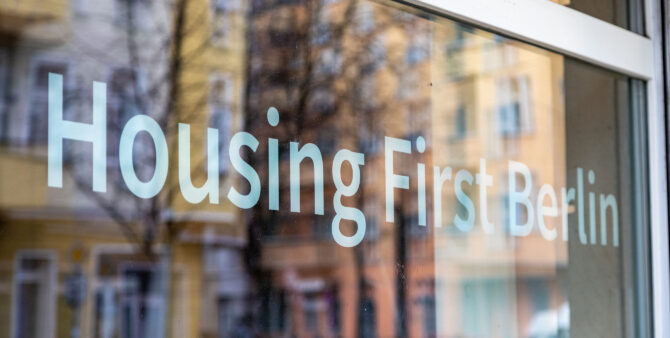 Schriftzug "Housing First Berlin" auf einer Glasscheibe