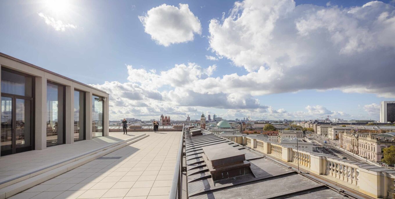 Blick von der Dachterrasse des Humboldt Forums aus auf Berlin