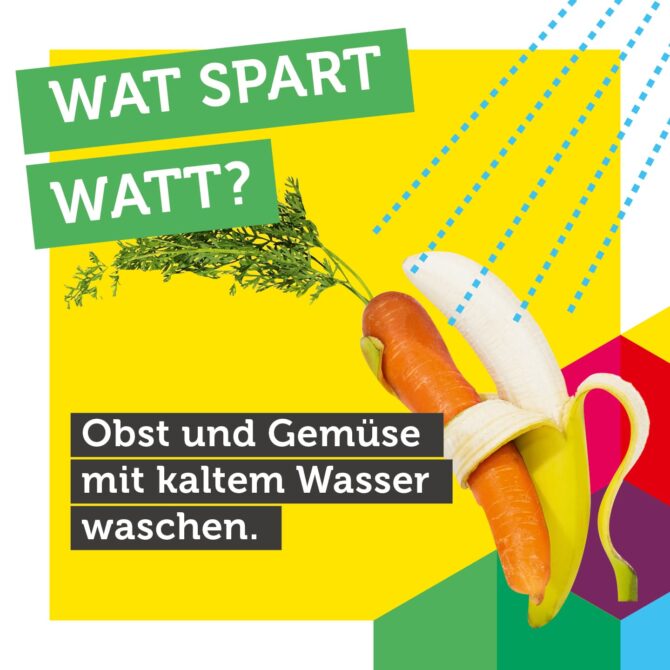 Text-Grafik-Kombination. Grafik: Eine Banane und eine Möhre. Text: "Wat spart Watt? Obst und Gemüse mit kaltem Wasser waschen."