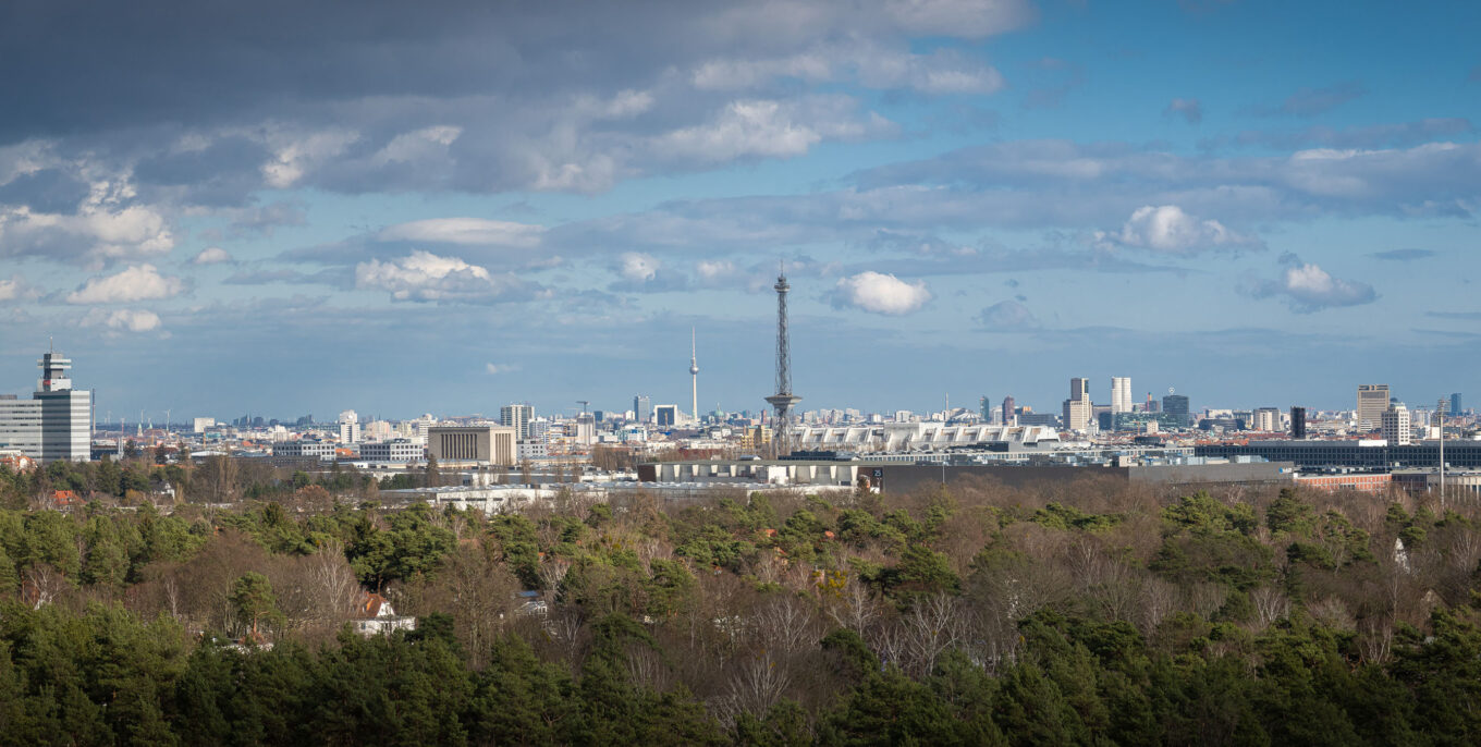 Blick über Berlin, in der Mitte ist der Funkturm und dahinter der Fernsehturm.