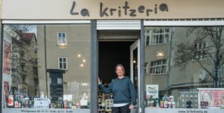 Inhaberin Stefanie Klein in der geöffneten Eingangstür ihres Lakritzfachgeschäfts "La Kritzeria"