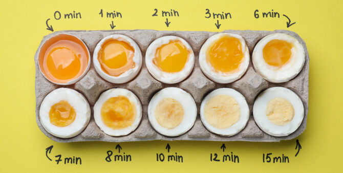 zehn unterschiedlich lange gekochte Eihälften in einem Eierkarton