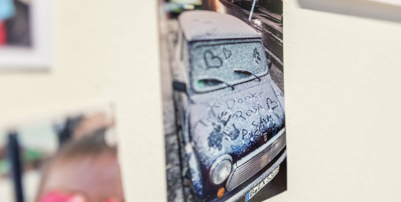 Foto des Autos einer Lehrerin an einer Pinnwand, auf dem SchülerInnen "Danke Rosa" in den Schnee gemalt haben.