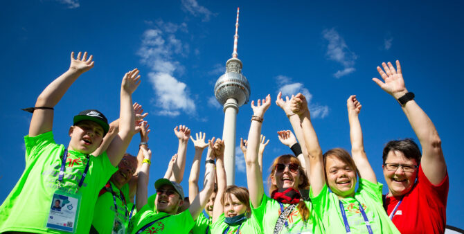 Special Olympics World Games: Eine Gruppe von Kindern mit geistiger Behinderung jubelt bei den National Games 2022 vor dem Berliner Fernsehturm.