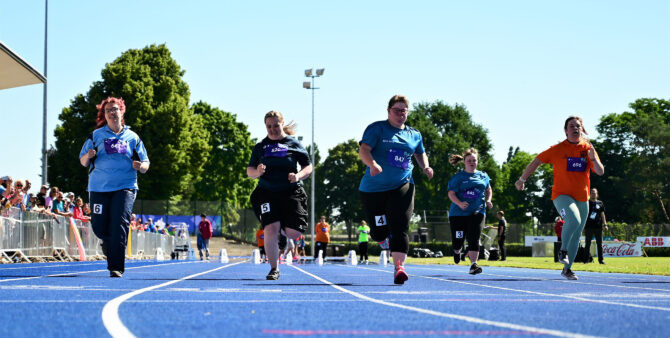 Special Olympics World Games: Sprinterinnen mit geistiger Behinderung beim Zieleinlauf während der National Games 2022 in Berlin.