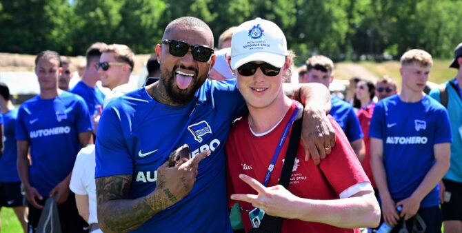 Special Olympics World Games: Fußball-Star Kevin-Prince Boateng von Hertha BSC lässt sich gemeinsam mit einem Teilnehmer der National Games 2022 fotografieren und streckt dabei die Zunge heraus.