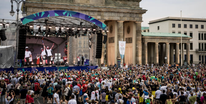 Special Olympics World Games: Abschlussfeier der National Games 2022. Zu sehen: Eine Bühne vor dem Brandenburger Tor mit zahlreichen Zuschauern davor.