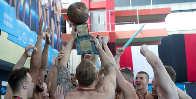 Die Wasserballer der Wasserfreunde Spandau 04 recken nach dem Gewinn der deutschen Meisterschaft 2023 in der Schwimmhalle Schöneberg die Trophäe in die Höhe.