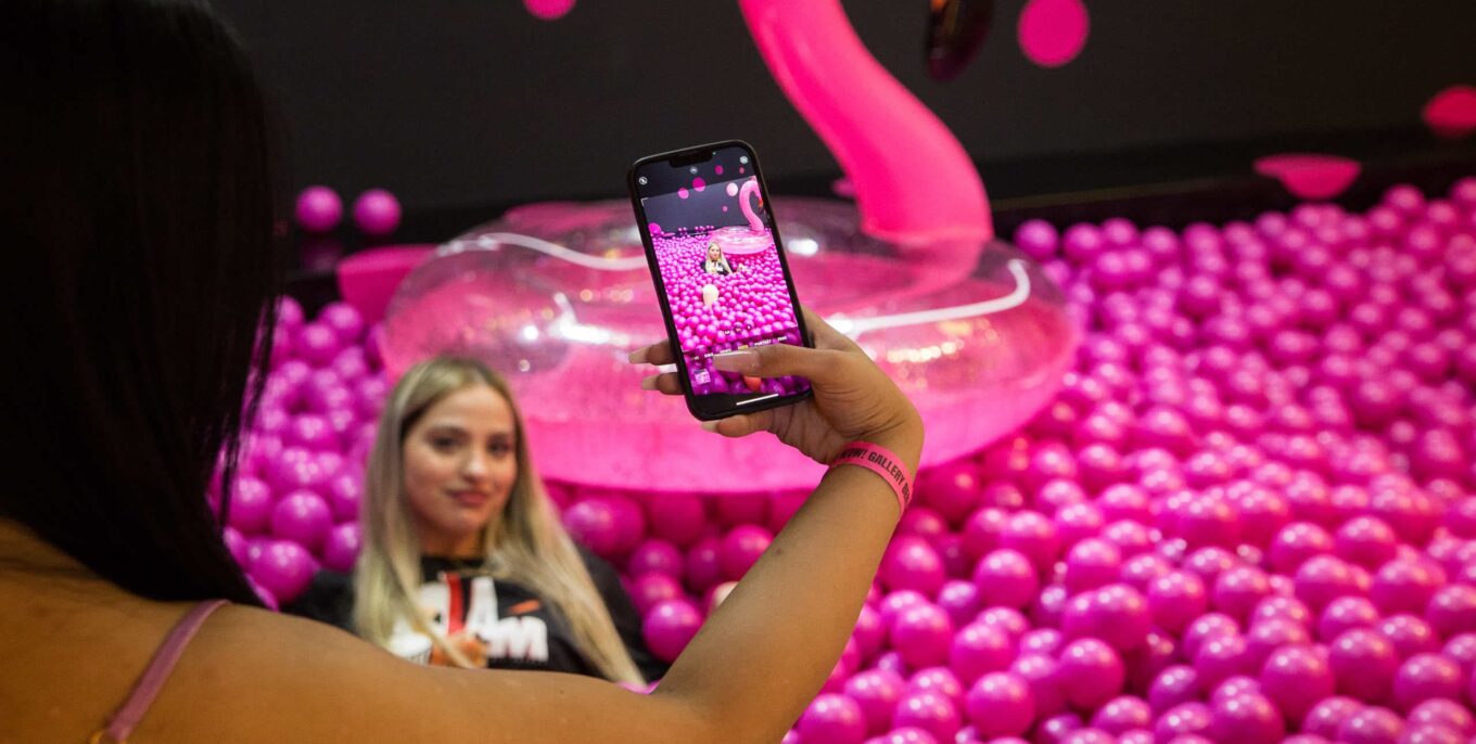 Außergewöhnliche Museen: Fotoshootings in einem pinken Bällebad im Selfie Museum The WOW! Gallery