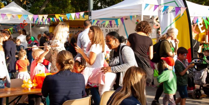 Gewobag Fest in der Falkenberger Chaussee: Mehrere Personen auf einem Straßenfest