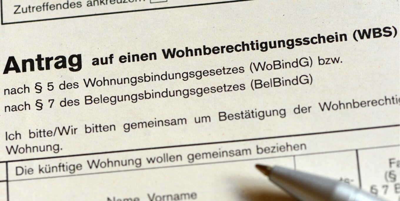 Ausschnitt von einem Antrag auf einem Wohnberechtigungsschein, auf dem ein Kugelschreiber liegt
