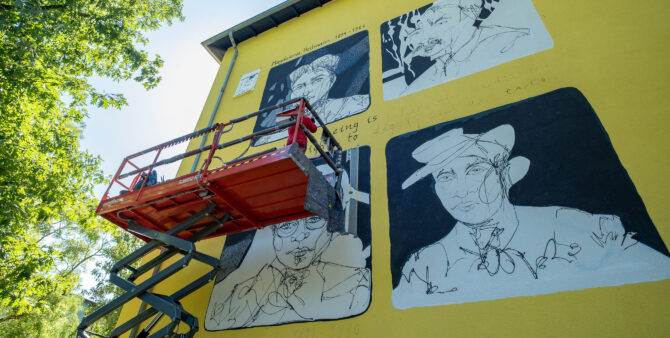 Künstlerin Paula Marie bei der Arbeit an ihrer One Wall in der Paul-Hertz-Siedlung. Foto: Sebastian Kläbsch