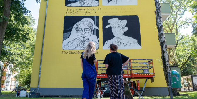 Künstlerin Paula Marie bei der Arbeit an ihrer One Wall in der Paul-Hertz-Siedlung. Foto: Sebastian Kläbsch