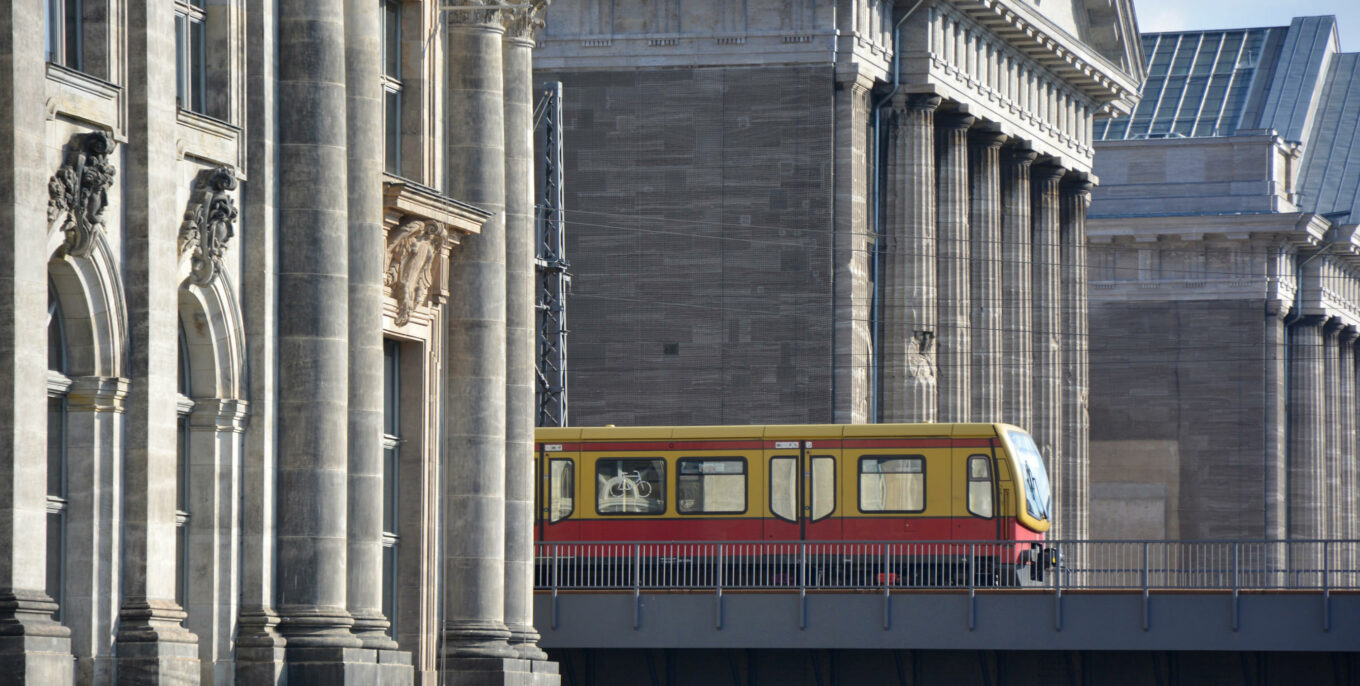 Was ist neu 2024: Eine S-Bahn fährt in Berlin zwischen zwei Gebäuden hindurch, man sieht nur ihren Anfang. Foto: Getty Images
