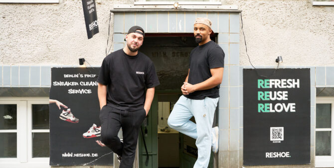 Gründer Adis Smajlagic und Mitarbeiter Timothy Fries-Cubunda vor ihrem Ladengeschäft für professionelle Sneakerreinigung. Foto: Ralph Maak.
