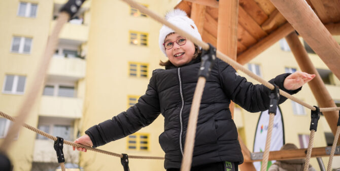 Ein Mädchen läuft über ein neues Spielplatzgerät aus Holz. Foto: Moritz Eden/City-Press GmbH