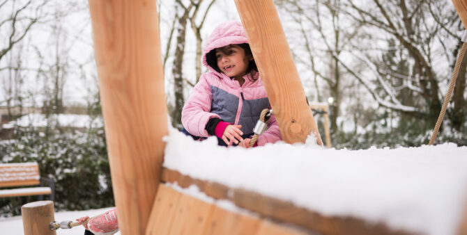 Ein Mädchen klettert auf ein neues Spielplatzgerät aus Holz. Foto: Moritz Eden/City-Press GmbH