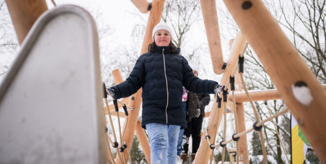 Ein Mädchen läuft über ein neues Spielplatzgerät aus Holz. Foto: Moritz Eden/City-Press GmbH