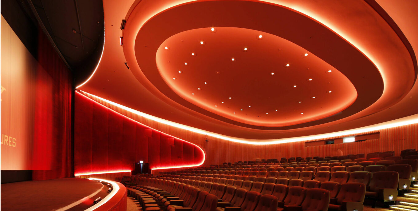 Der Zoo Palast von innen: ein imposanter Kinosaal mit Lichtinstallation in rot.