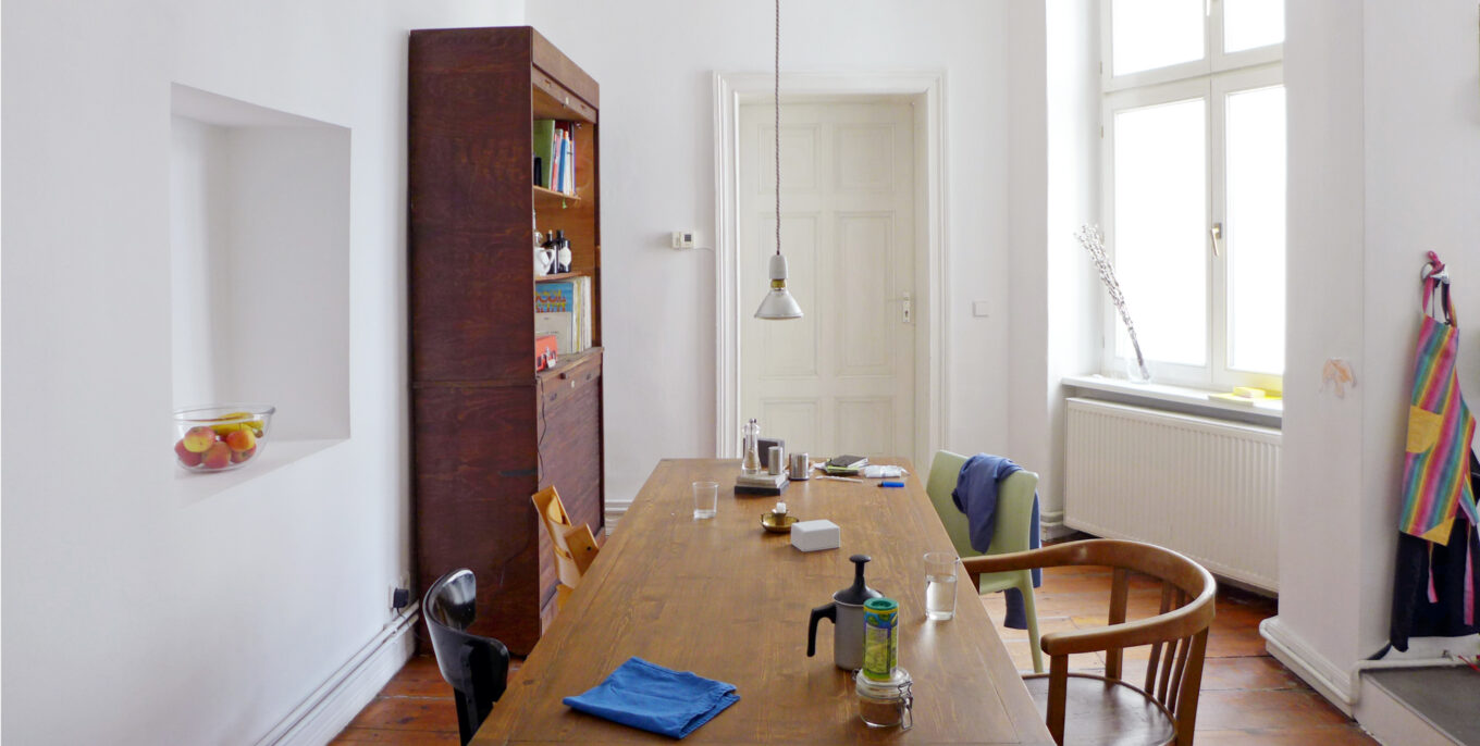 Berliner Zimmer mit Schrankwand und einem langen Esstisch
