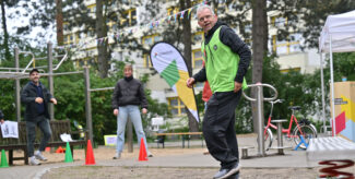 Trainer Rainer Langenheim läuft auf der Stelle und animiert umstehende Menschen während eines Sportfestes zum Mitmachen. Foto: Andreas Labes