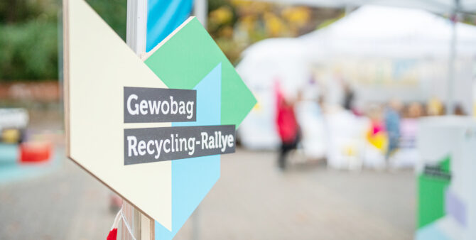 Ein Schild mit der Aufschrift "Gewobag Recycling-Rallye" auf einem festlichen Eventplatz. Foto: Felix Seyfert