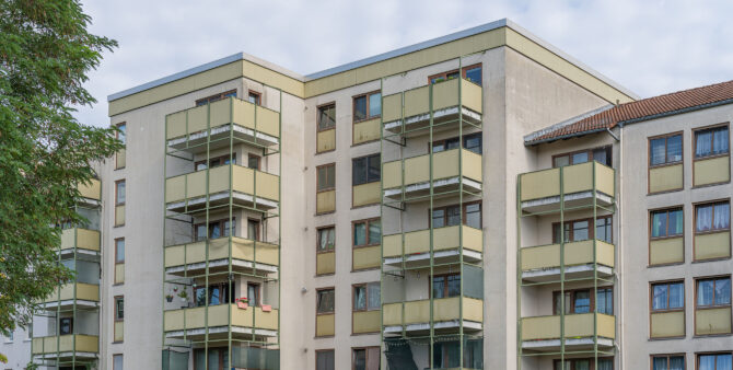 Mehrstöckiges Wohngebäude mit zahlreichen Balkonen und beigem Anstrich. Foto: Felix Seyfert
