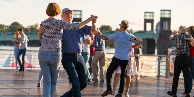 Diverse tanzende Paare bei einer Tanzveranstaltung im Freien. Foto: Ralph Maak