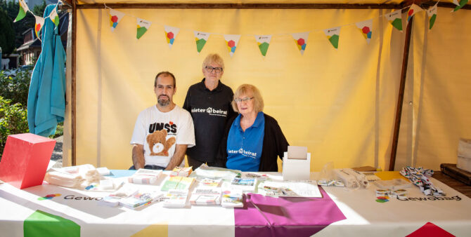 Zwei Frauen und ein Mann an einem Stand, an dem Gewobag-Wimpel hängen. Auf ihren Poloshirts ist das Wort "Mieterbeirat" zu lesen. Foto: Jennifer Sanchez