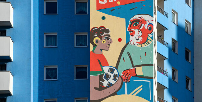 Großaufnahme: Teilmotiv eines großen Wandbildes. Zu sehen sind ein älterer Mann mit Bart und ein Junge mit einem Fußball unter seinem Arm. Foto: Jennifer Sanchez