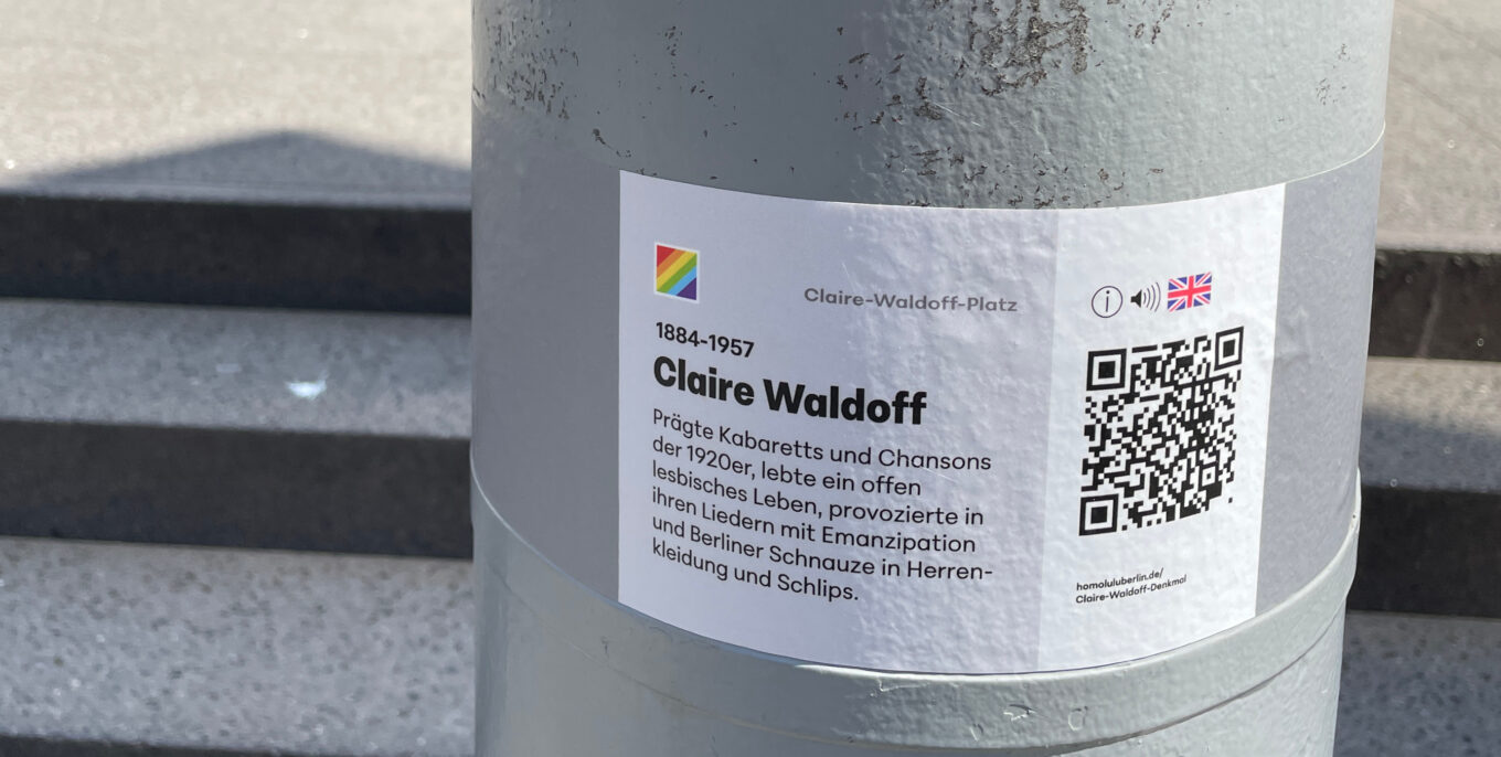 Hinweistafel über Claire Waldoff mit QR-Code und Info über ihr Wirken.