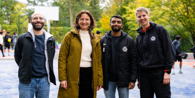 Zwei Frauen und zwei Männer posieren für ein Foto auf einem Bolzplatz im Freien und lächeln in die Kamera. Foto: City-Press GmbH