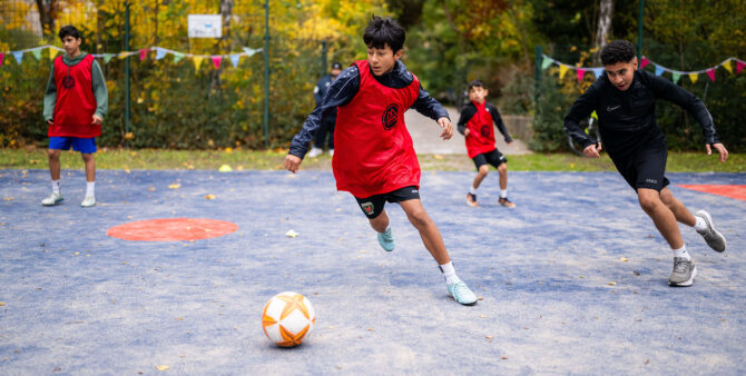 Szene auf einem Bolzplatz: Jugendliche beim Kicken. Foto: City-Press GmbH