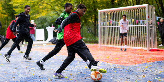 Szene auf einem Bolzplatz: Jugendliche beim Kicken. Foto: City-Press GmbH