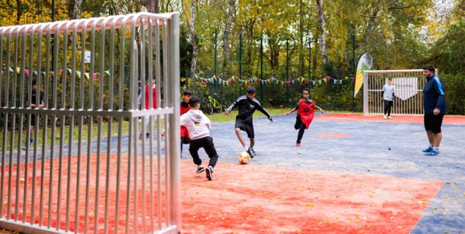 Szene auf einem Bolzplatz: Jugendliche beim Kicken. Foto: City-Press GmbH