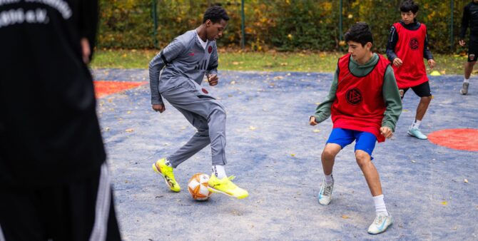 Szene auf einem Bolzplatz: Jugendliche beim Kicken. Foto: City-Press GmbH