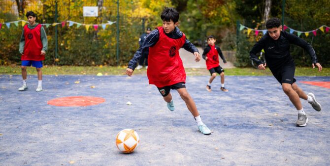 Szene auf einem Bolzplatz: Jugendliche beim Kicken. Foto: City-Press GmbH