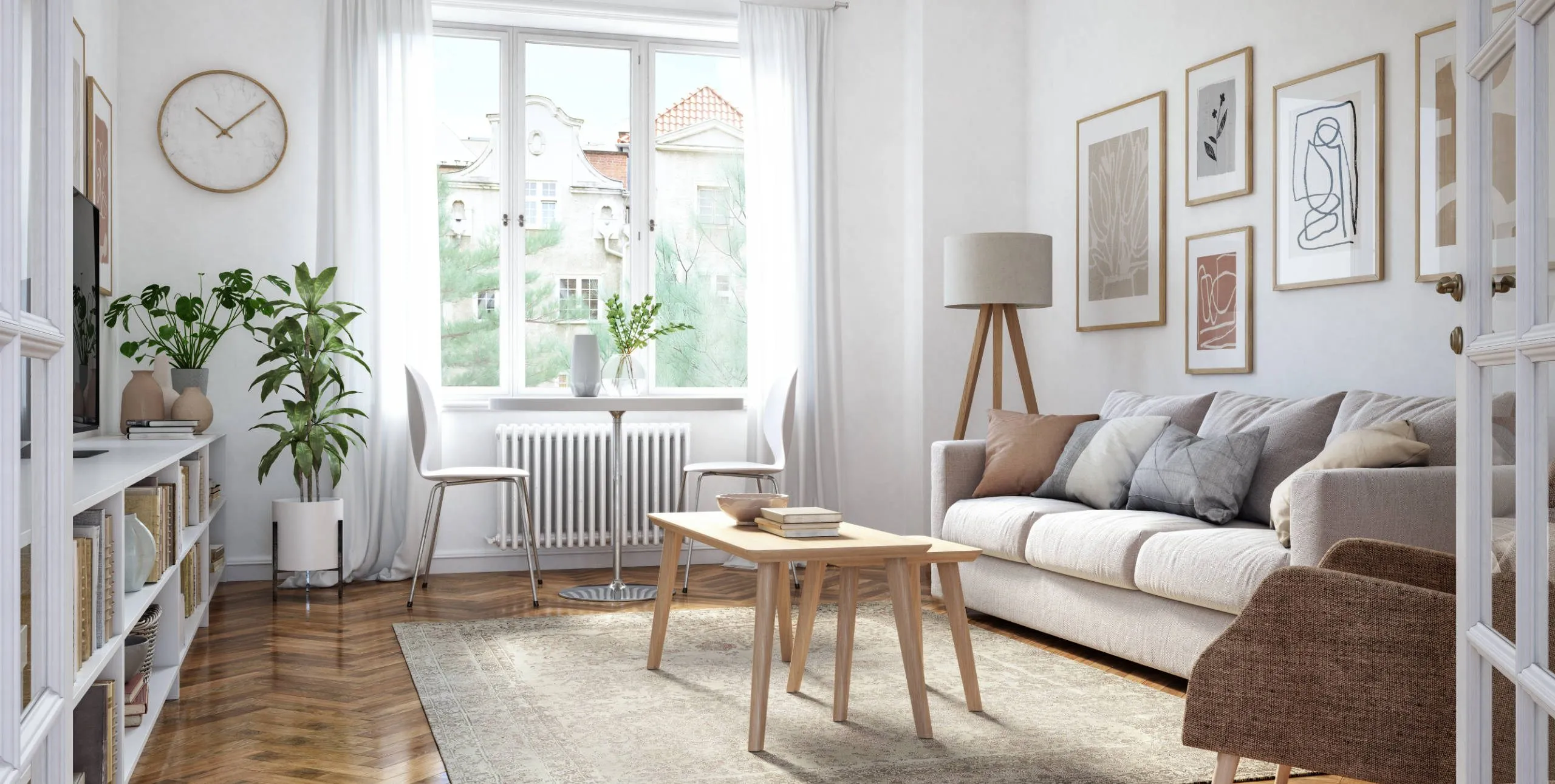 Helles skandinavisches Wohnzimmer mit beigem Sofa, Holztisch, Esstisch am Fenster und viel Licht