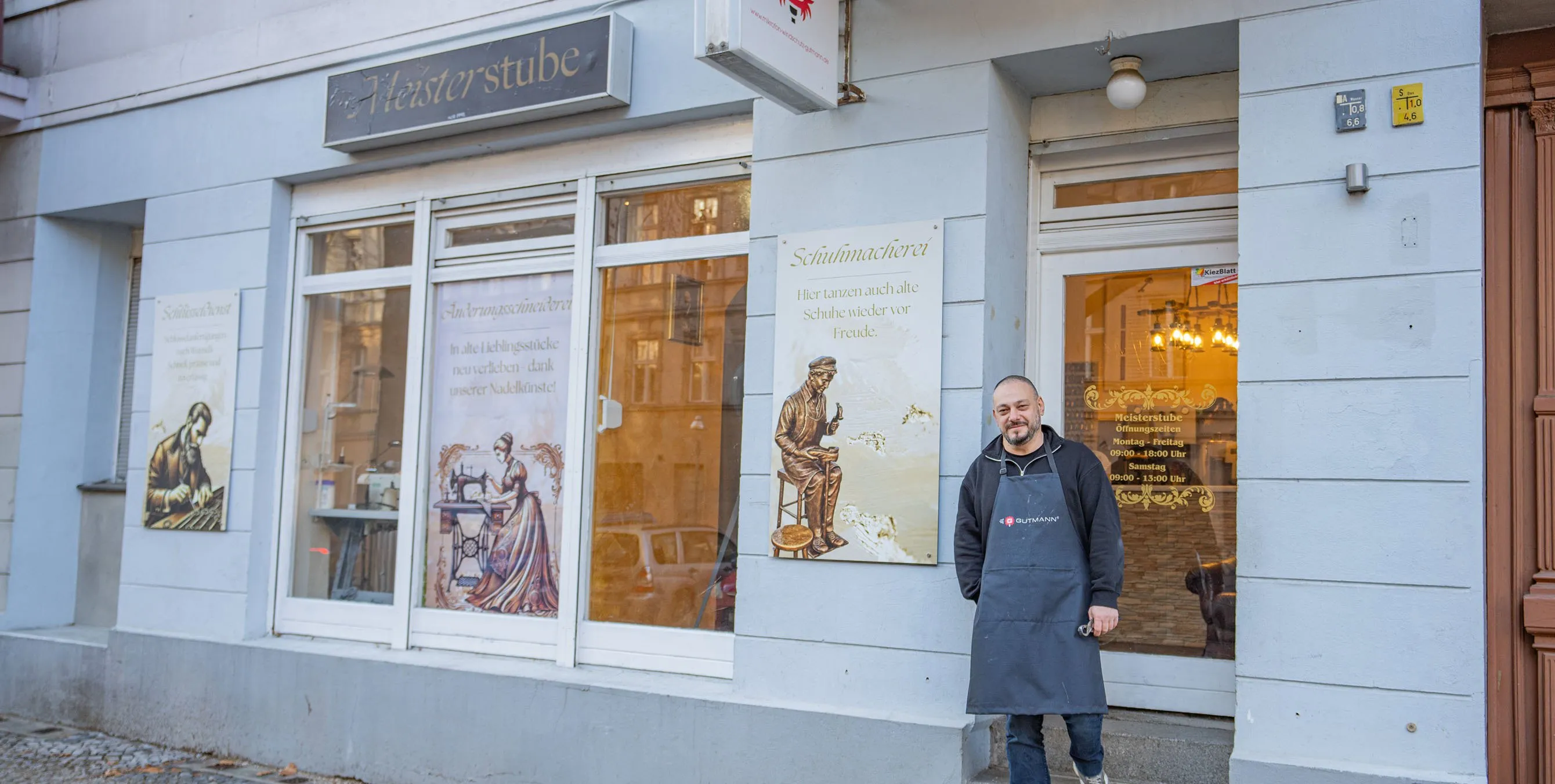 Ein Mann mit einer Schürze steht in der Tür eines Ladengeschäfts. Auf einem Schild ist das Wort "Meisterstube" zu lesen. Foto: Felix Seyfert