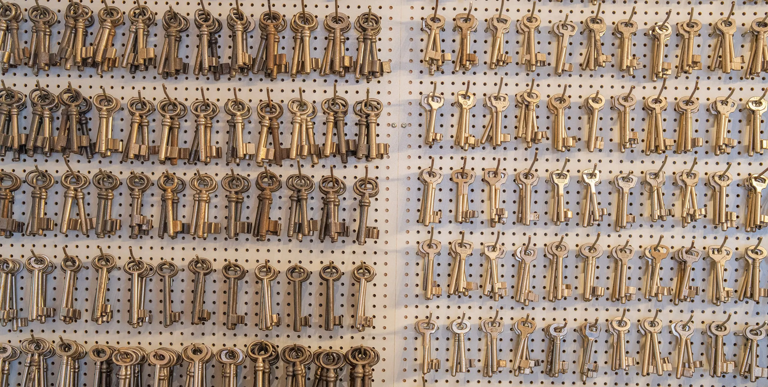Großaufnahme: Eine Wand im Geschäft eines Schlüsseldienstes, die mit Schlüssel-Rohlinge vollgehängt ist. Foto: Felix Seyfert