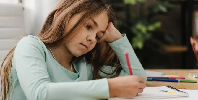 Mädchen zuhause bei Hausaufgaben