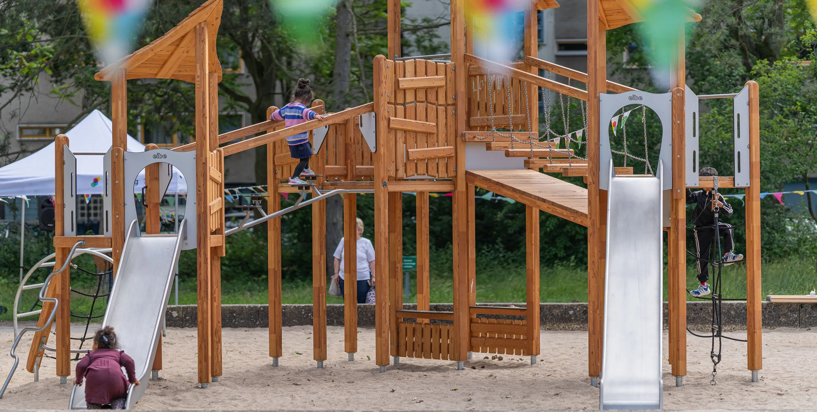 Spielende Kinder auf einem großen, neuen Spielgerät mit Rutschen und weiteren Bewegungsmöglichkeiten. Foto: Felix Seyfert