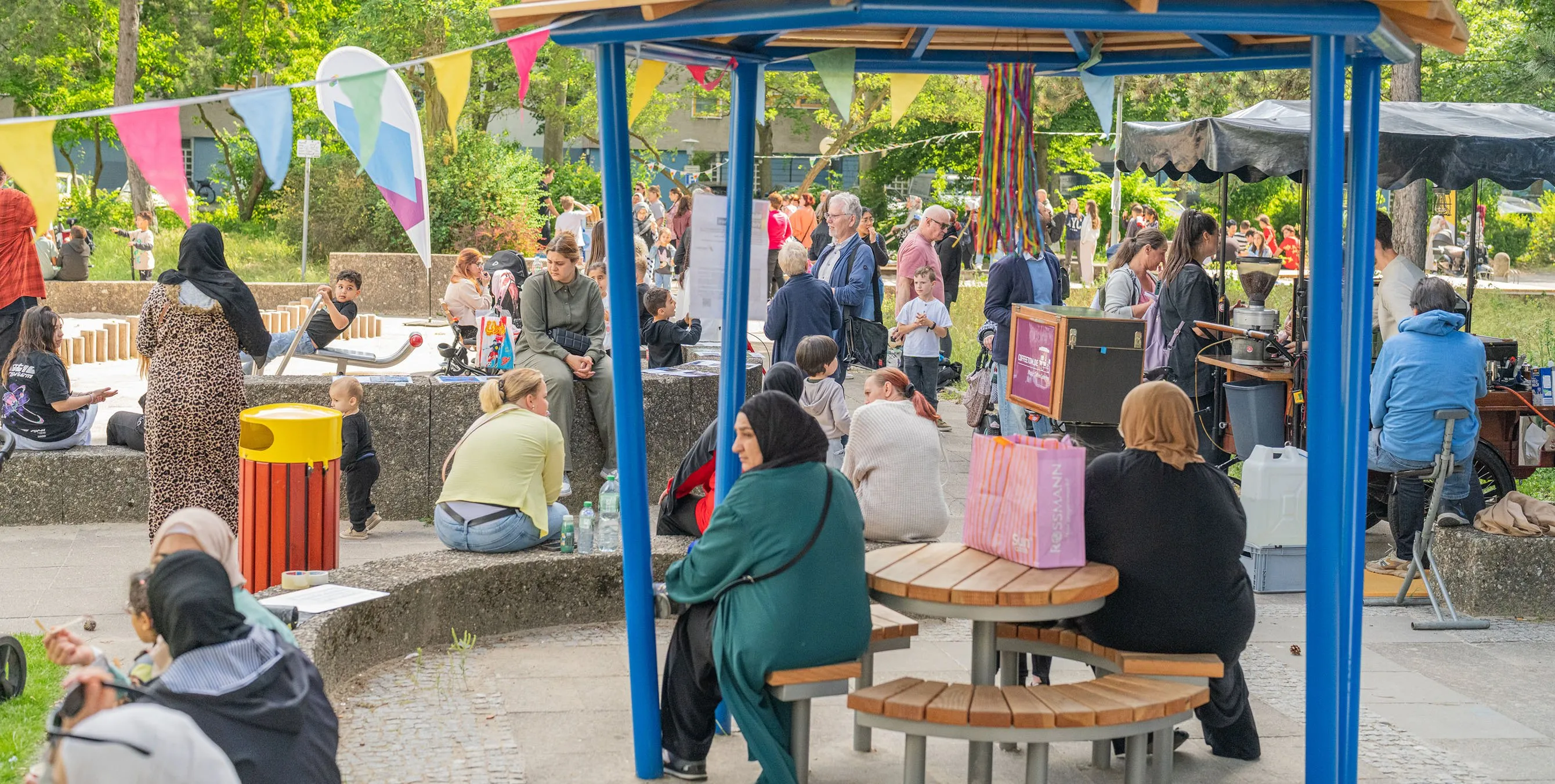 Szene eines Hoffests: zahlreiche kleine und große BesucherInnen an einem sonnigen Nachmittag im Freien. Foto: Felix Seyfert