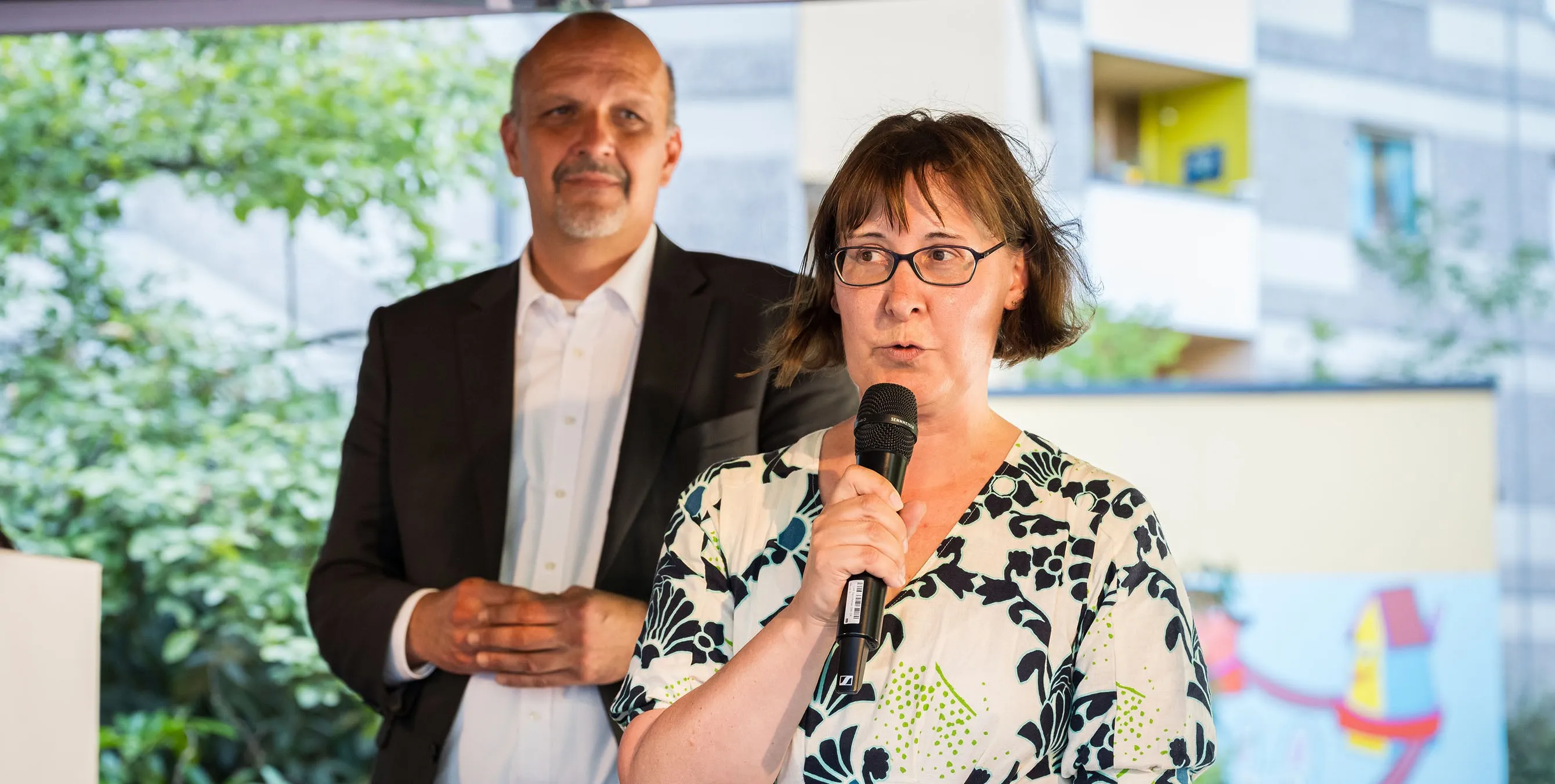 Ein Frau mit Brille steht auf einer Bühne im Freien und spricht in ein Mikrofon. Foto: City-Press GmbH